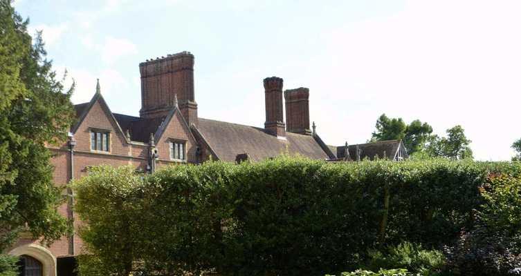 重返苹果树下的牛顿之旅（揭秘牛顿与苹果树背后的科学真相）