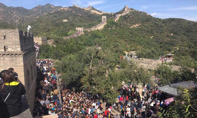 徒步攀登长城，探寻以小坑哭的传说（追寻历史传奇，征服高山峻岭）