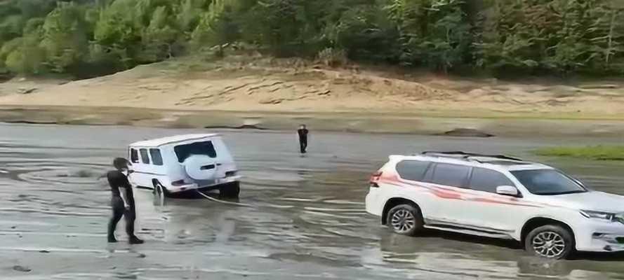 《小汽车陷入泥坑游戏攻略》（战胜泥泞陷阱，驾驭困境）