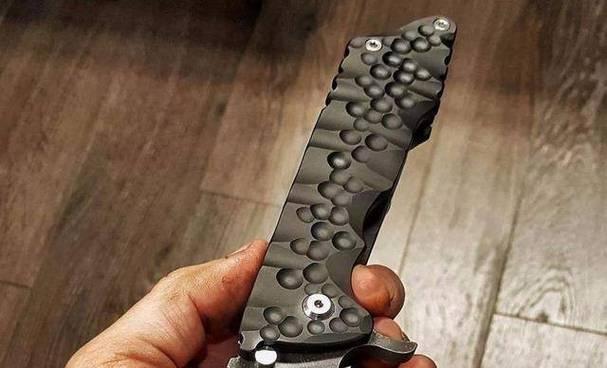 如何在荒野求生中充分利用匕首的攻略技巧（熟练掌握匕首使用技巧，成为荒野求生的高手）