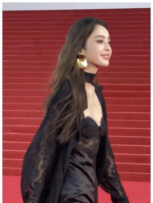 丝绸之路出装搭配攻略（发掘古代魅力，演绎现代时尚）