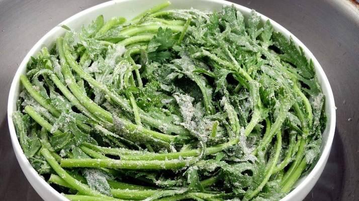 璀璨阳光下的女孩（流行元素、穿搭技巧，点亮你的夏日造型！）