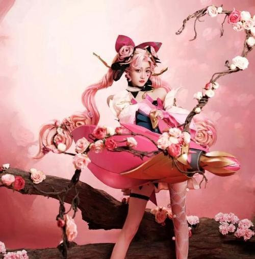 蔷薇恋人出装顺序攻略（打造男主角般的时尚风格，掌握出装顺序的关键）