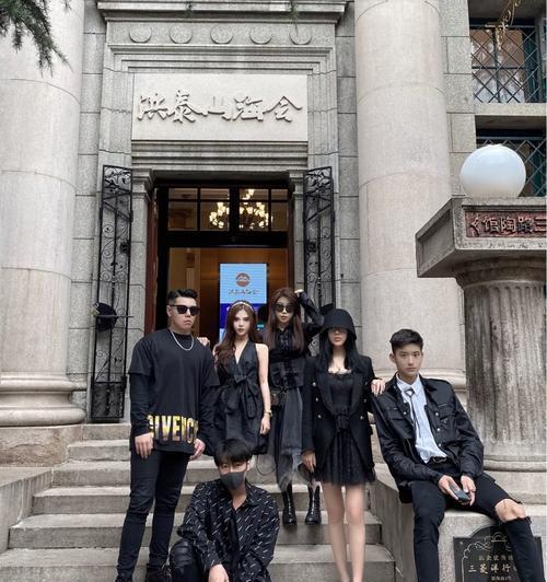 小时代T台攻略（探索年轻时尚潮流，尽显个性魅力）