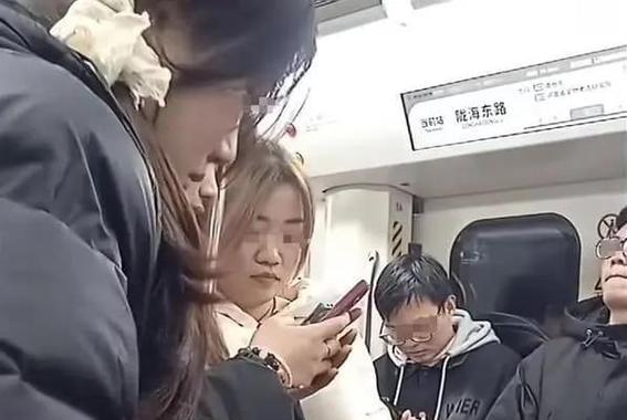 《都是人情世故》第一关地铁让座通关攻略（体验让座文化，收获游戏快乐）