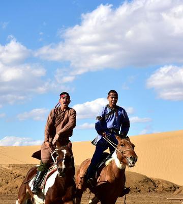 《征战大漠，攻略尽揽》（决胜沙场，征服大漠，一触即发）