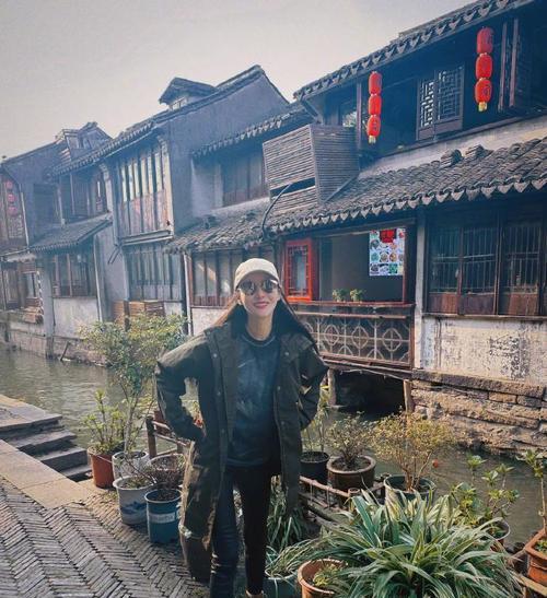 周庄最佳出装搭配攻略（时尚搭配）